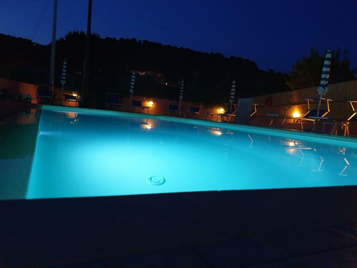 Elbaloves Appartaments Villa กาโปลิเวรี ภายนอก รูปภาพ